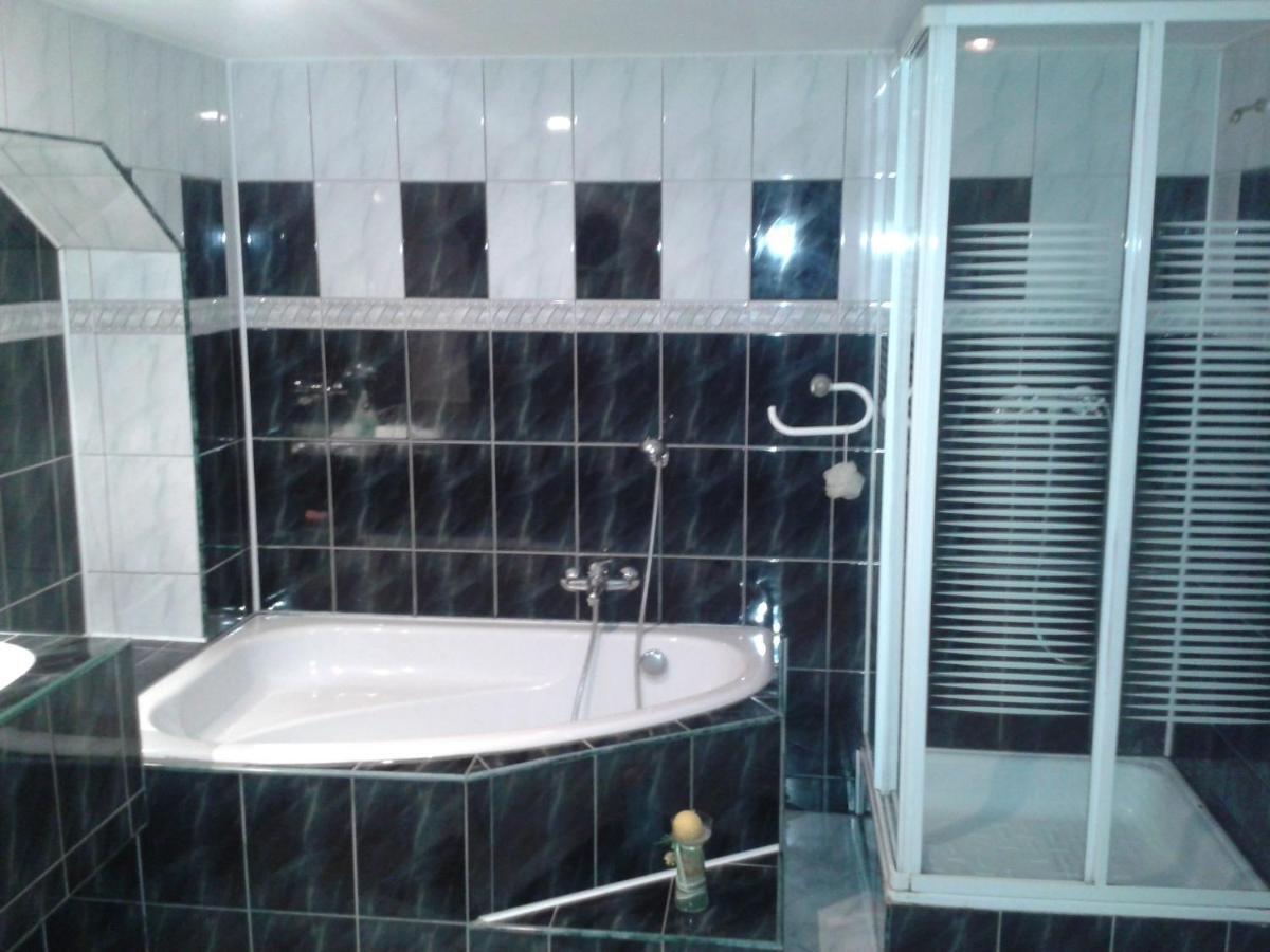 Spacious Holiday Home In Stara Kamienica With Pond ภายนอก รูปภาพ